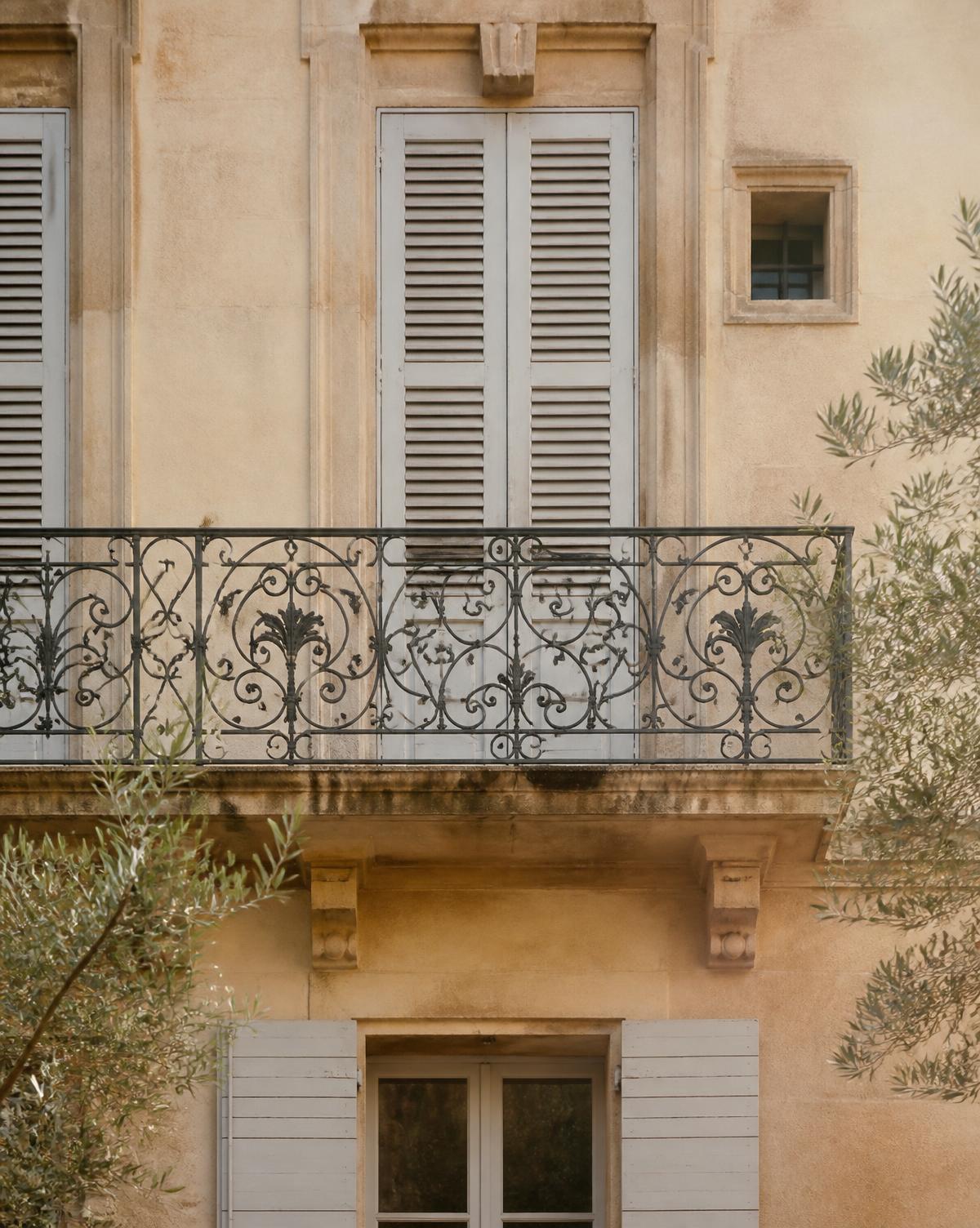 Balcon en fer forgé et volets d'une demeure provençale